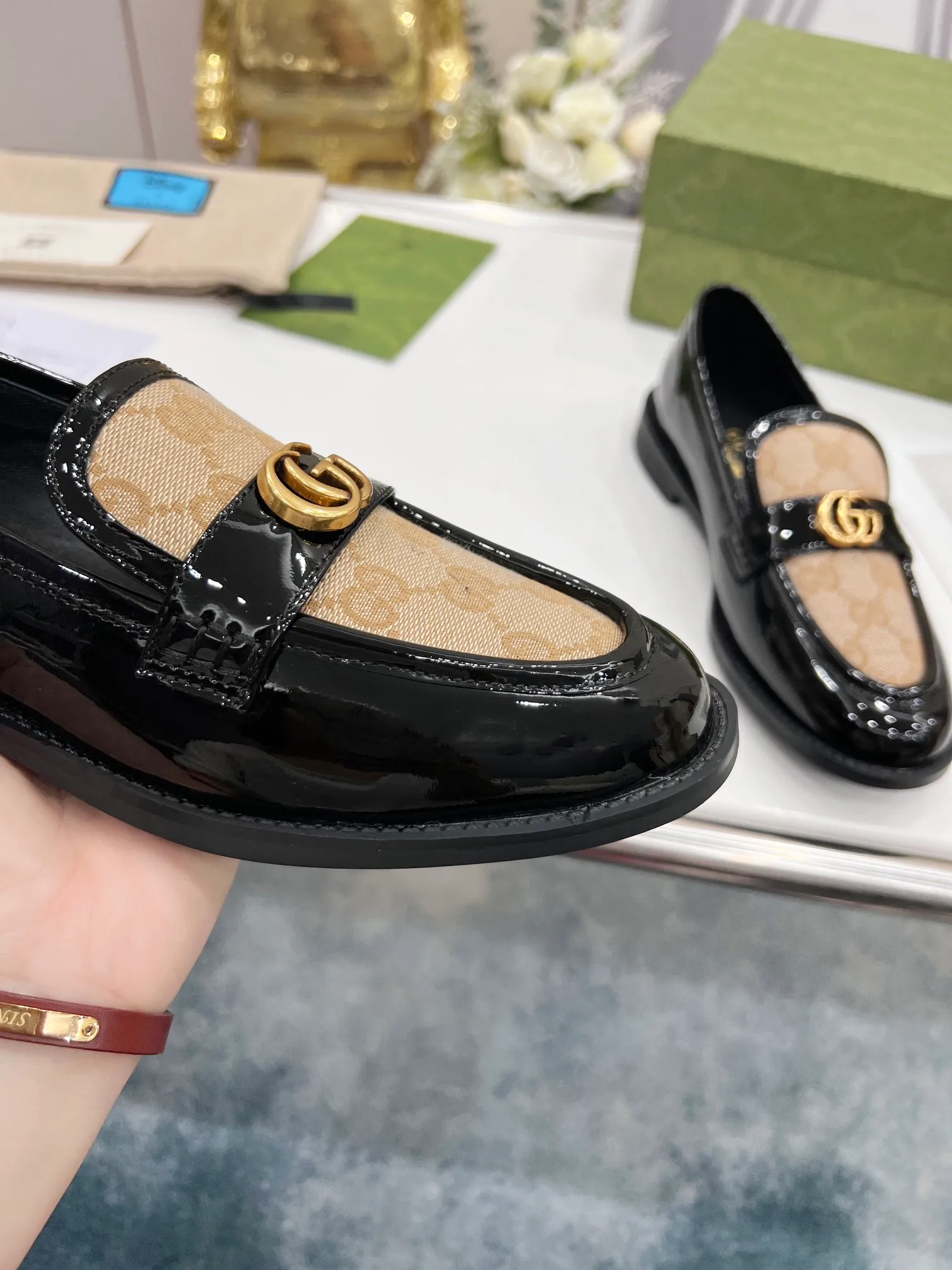 👟👟Ex-factory price 440👟👟 2022 new G family classic design loafers, made of V-shaped quilted effect leather, double G monogram evolved from Gucci, calf leather, mixed sheepskin lining, heel height 1.5 cm, original molded wear-resistant Tpu outsole. Code number 35-42,